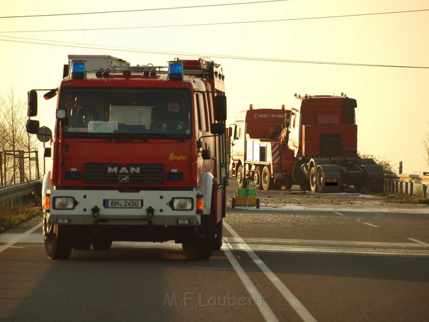 Schwerer VU PKW LKW B 59 Pulheim Rich Bocklemuend P215.JPG